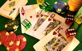 Pemain bulu tangkis Indonesia yang ahli dalam turnamen Asia dan internasional sedang bertanding